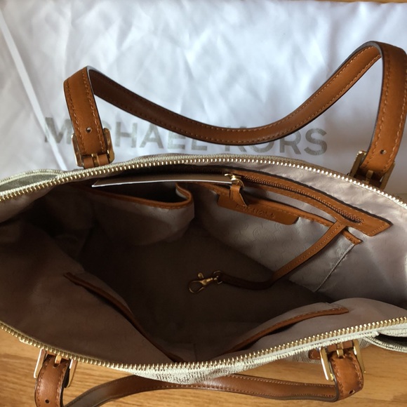 💯 authentic Michael Kors purse - Picture 2 of 2